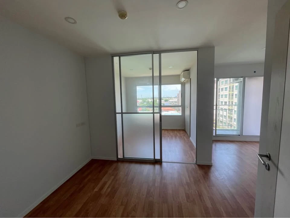 For sale: Lumpini Ville Ratchaphruek-Bangwaek, empty room, reasonable price. Room decorating enthusiasts, don't miss out!