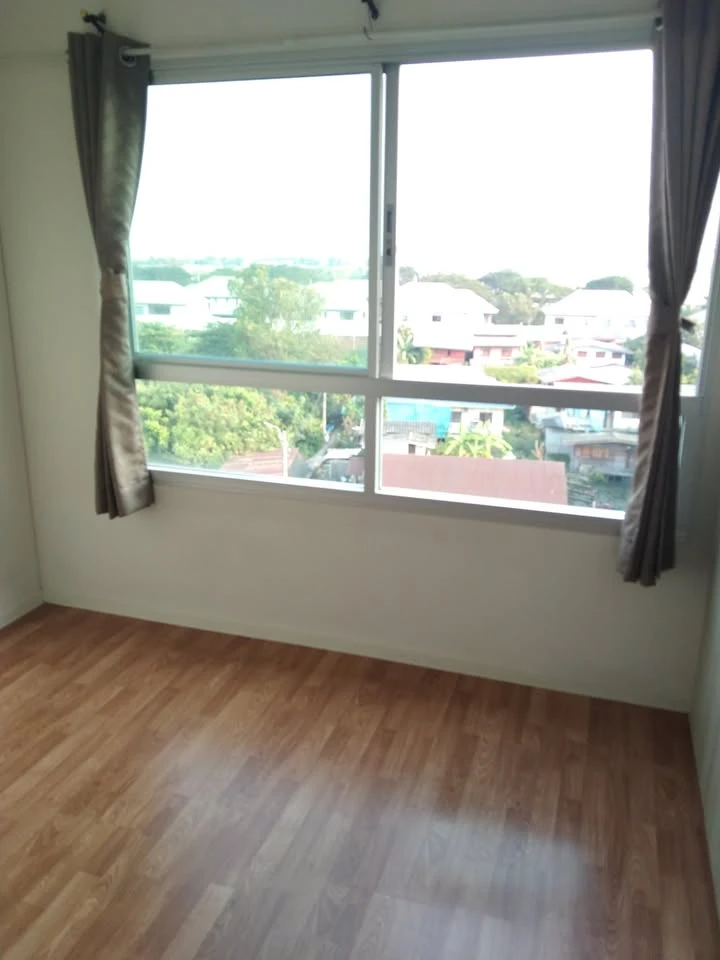 Selling a lovely, unfurnished Lumpini Ville Ratchaphruek-Bangwaek condo. Perfect for those who love decorating! Book now!