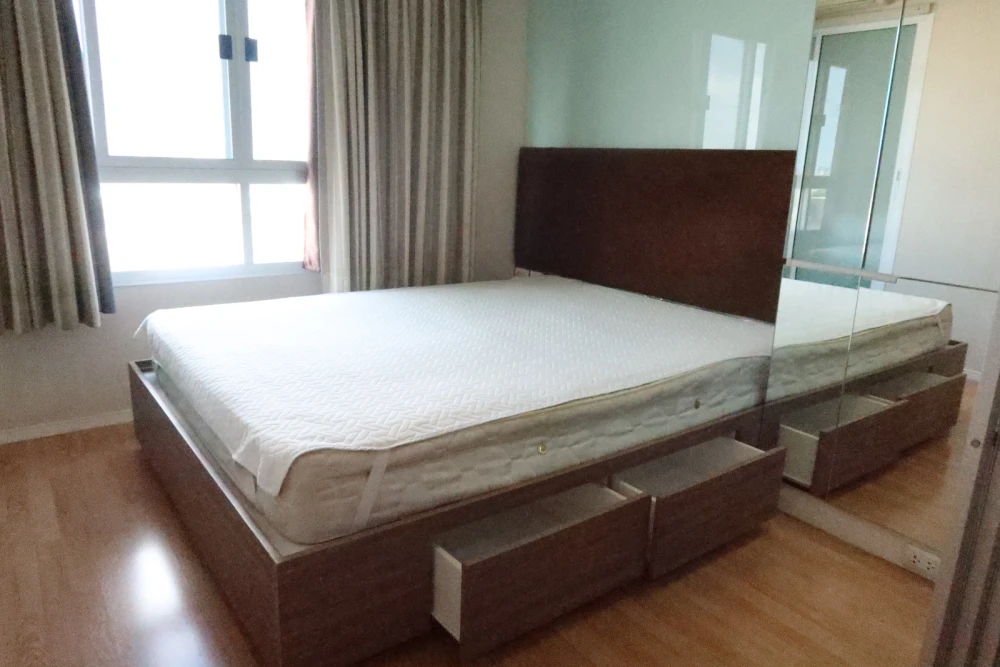Selling a fully furnished 10th-floor unit at Lumpini Ville Sukhumvit 77. Book now! (Limited time offer!)