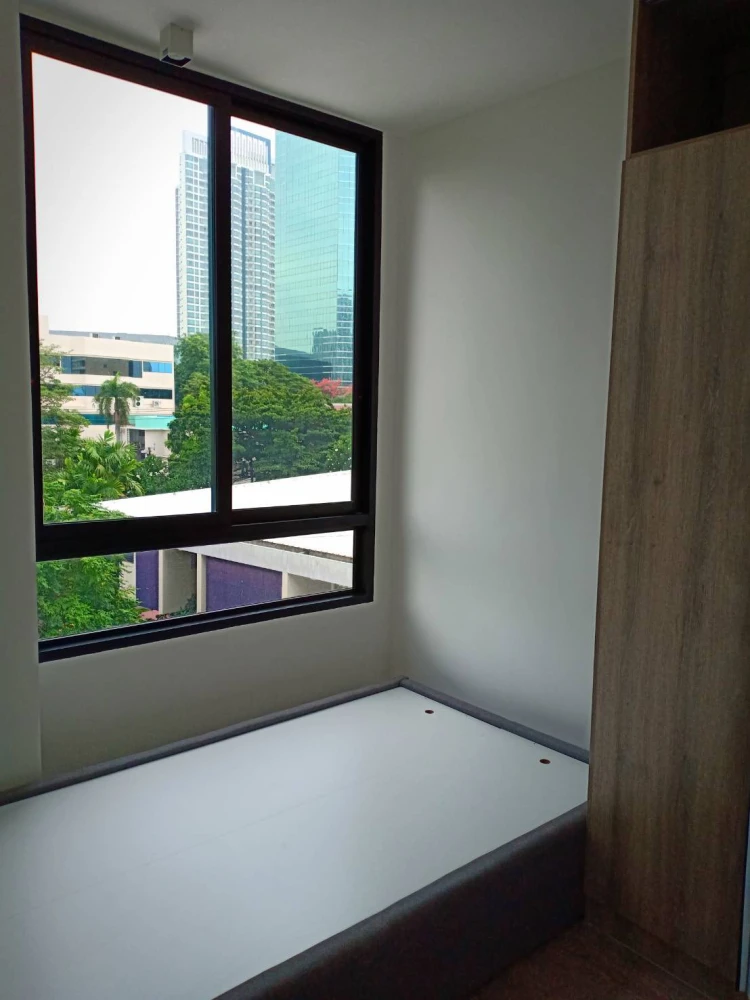 Lyss Ratchayothin for sale. A lovely unit on the 4th floor, fully furnished with complete amenities. Don't miss this great deal!