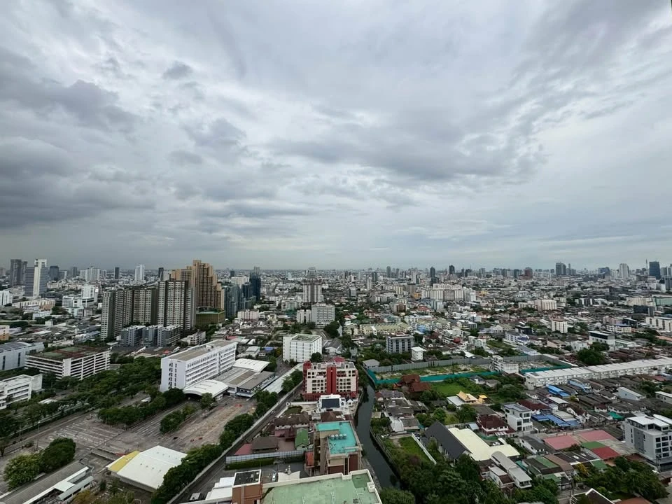 For sale:rent M Jatujak, 32nd floor, very high, beautiful view, good atmosphere, ready to move in!