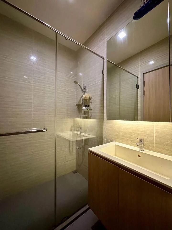 Selling M Jatujak condo, 31st floor (very high!). Wallpaper throughout, fully furnished. Just bring your belongings and move in!