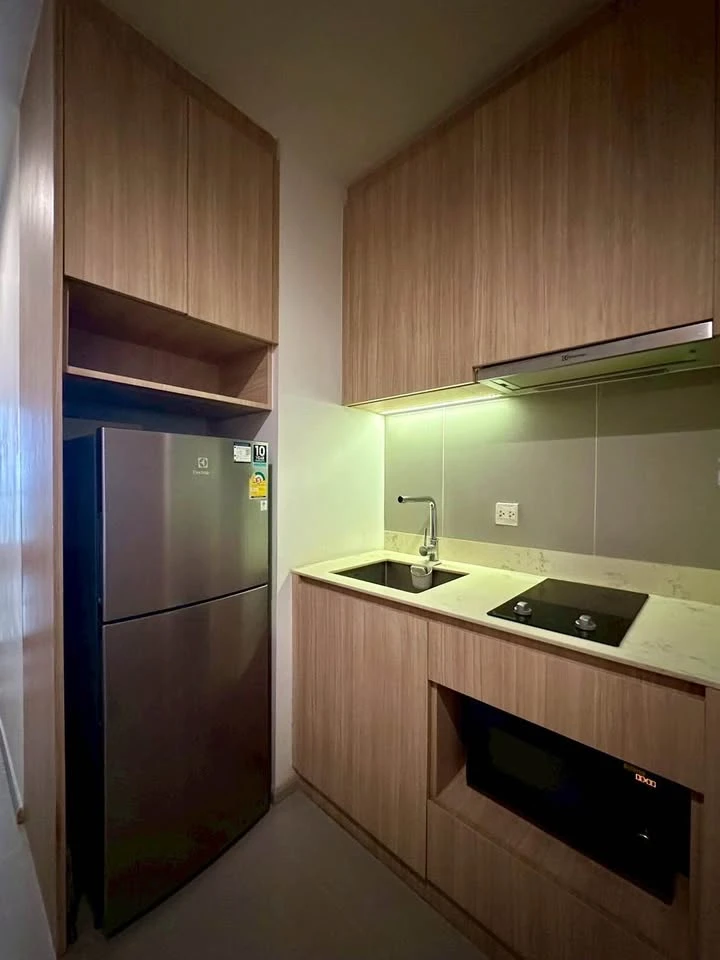 Selling M Jatujak condo, 31st floor (very high!). Wallpaper throughout, fully furnished. Just bring your belongings and move in!