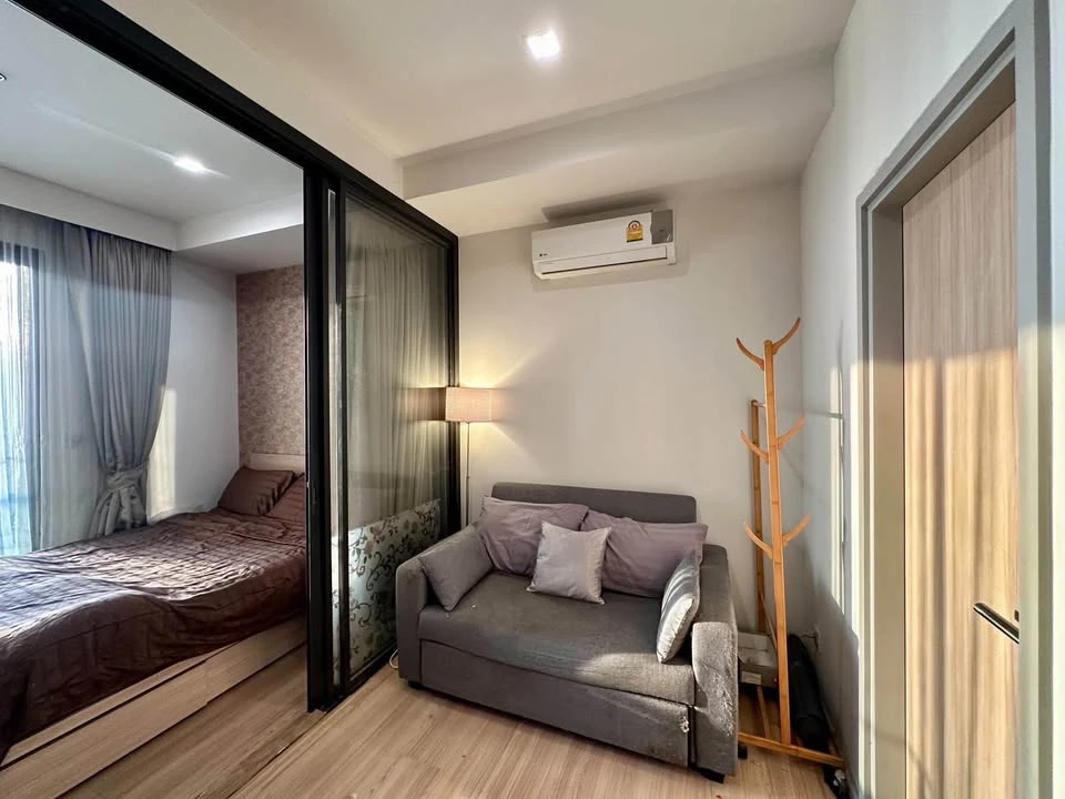 Selling M Jatujak condo, 31st floor (very high!). Wallpaper throughout, fully furnished. Just bring your belongings and move in!