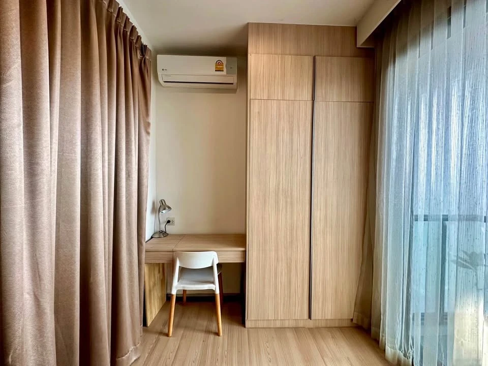 Selling M Jatujak condo, 31st floor (very high!). Wallpaper throughout, fully furnished. Just bring your belongings and move in!