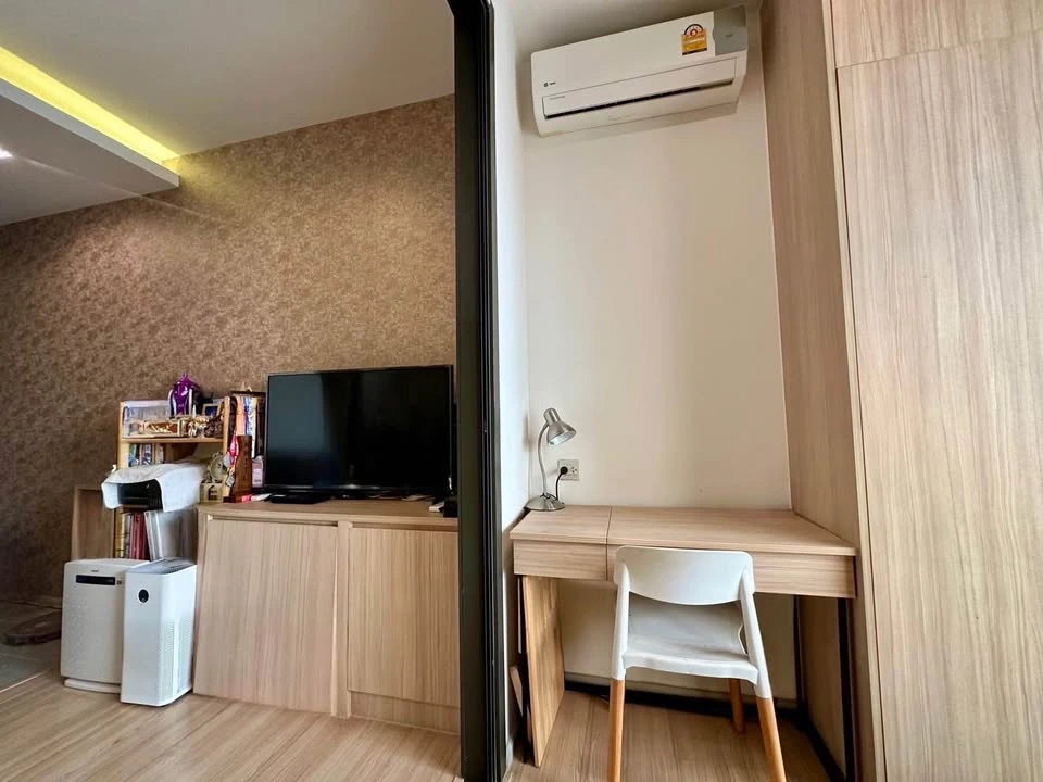 Selling M Jatujak condo, 31st floor (very high!). Wallpaper throughout, fully furnished. Just bring your belongings and move in!