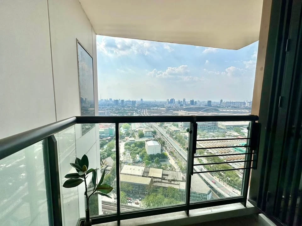 Selling M Jatujak condo, 31st floor (very high!). Wallpaper throughout, fully furnished. Just bring your belongings and move in!