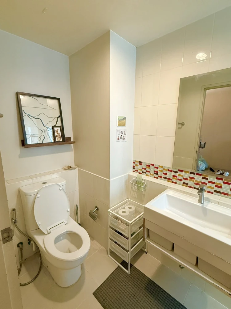 Selling M Society Condominium, 2 bedrooms, spacious living area, fully furnished. What are you waiting for?