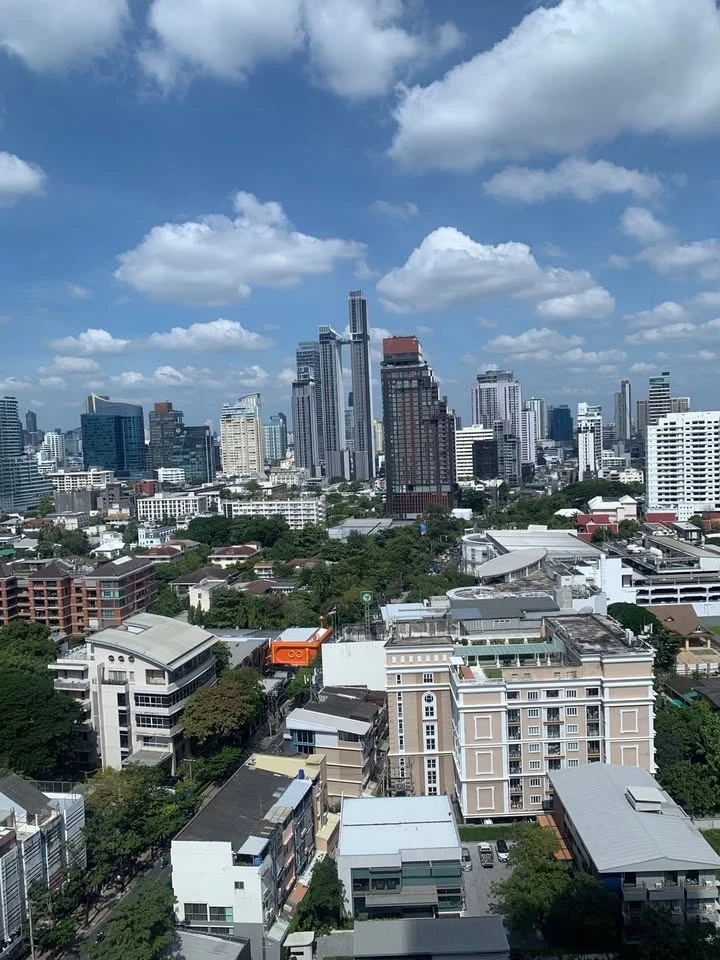 For sale: Maru Ekkamai 2, 20th floor, very high, city view, great feel, airy, empty room, don't miss it.