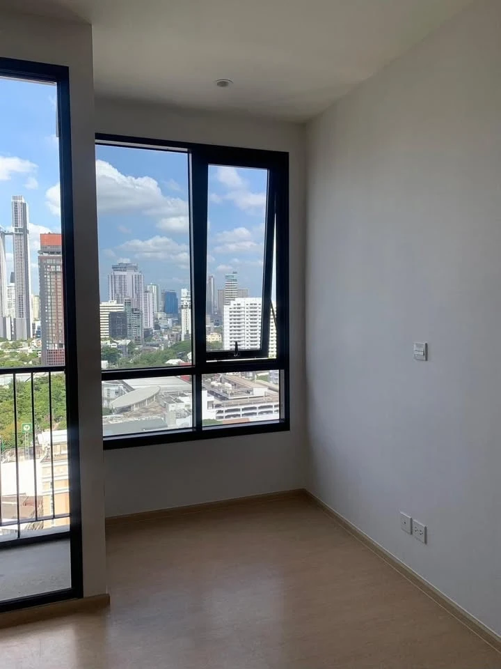 For sale: Maru Ekkamai 2, 20th floor, very high, city view, great feel, airy, empty room, don't miss it.