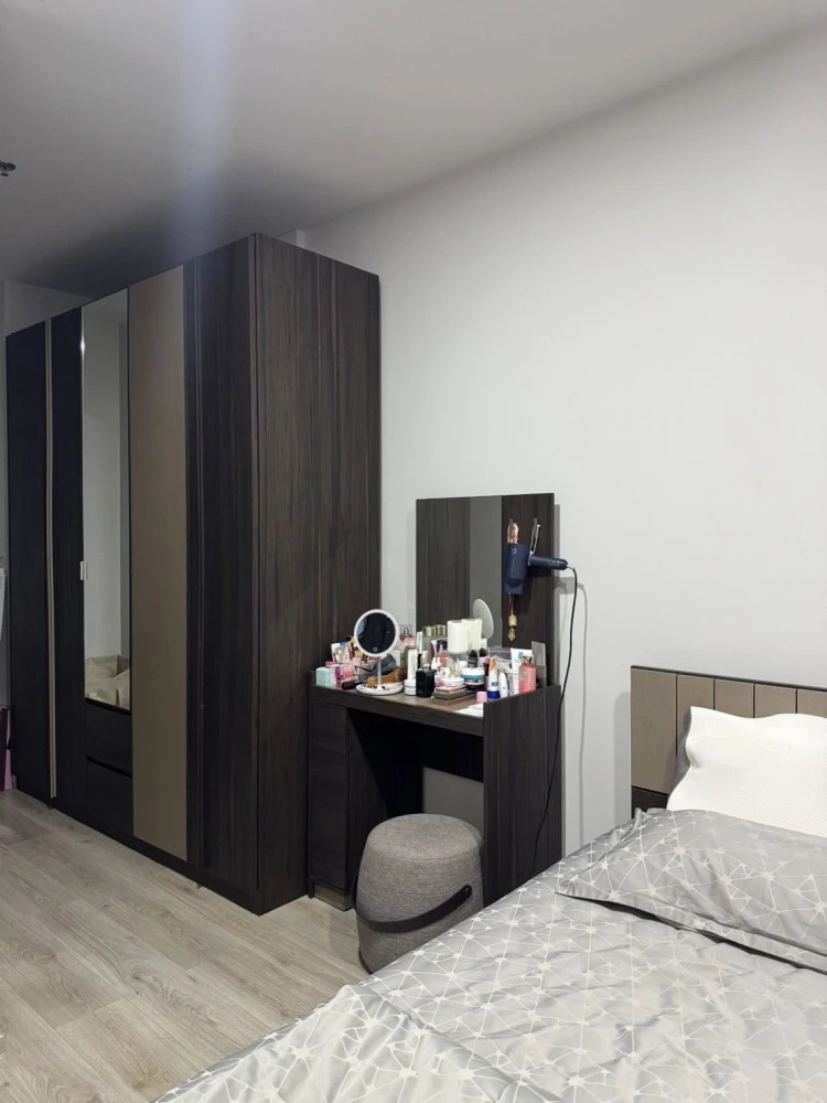 For sale: Metris Ladprao, spacious room, lots of usable space, comes with complete furniture and amenities. Don't miss out!
