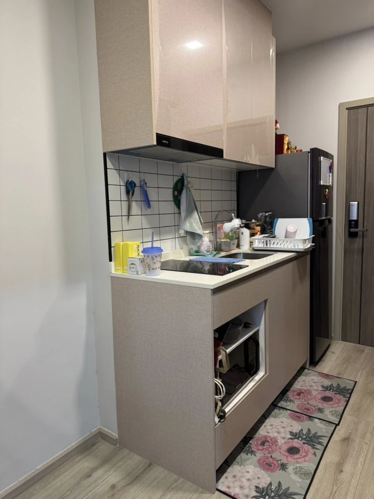 For sale: Metris Ladprao, spacious room, lots of usable space, comes with complete furniture and amenities. Don't miss out!
