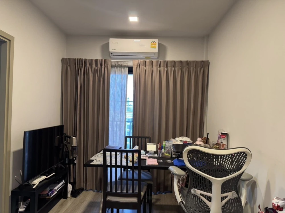 For sale: Metris Ladprao, spacious room, lots of usable space, comes with complete furniture and amenities. Don't miss out!
