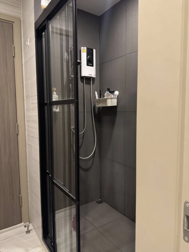 For sale: Metris Ladprao, spacious room, lots of usable space, comes with complete furniture and amenities. Don't miss out!