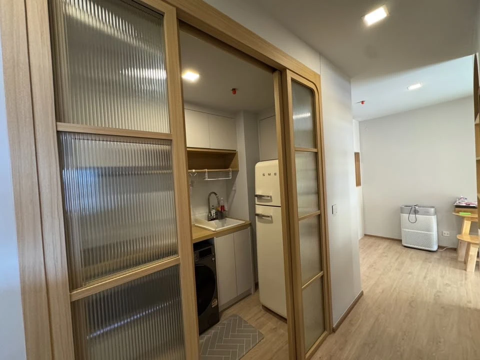 Metris Pattanakarn for sale, beautifully decorated room with a theme, built-in furniture, plenty of usable space, don't miss out on this great deal.