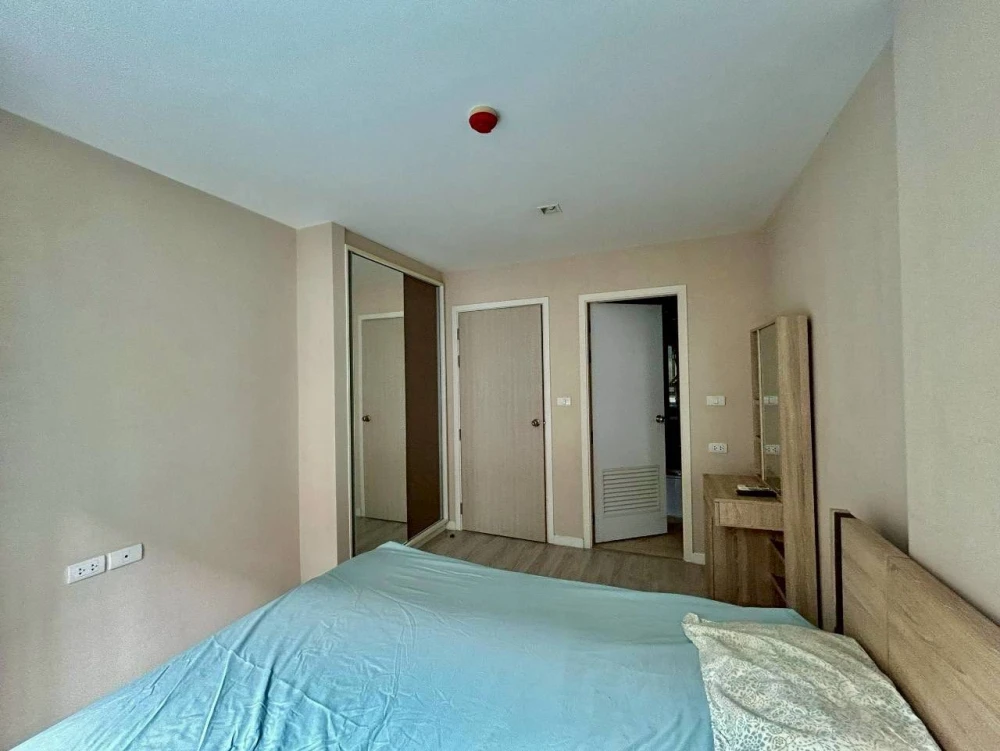 Selling a unit at Metro Luxe Rama 4, 4th floor, fully furnished. Book now!