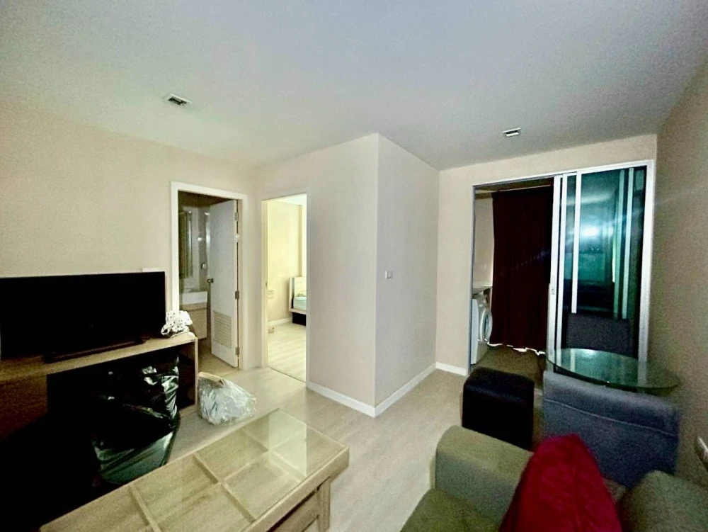 Selling a unit at Metro Luxe Rama 4, 4th floor, fully furnished. Book now!