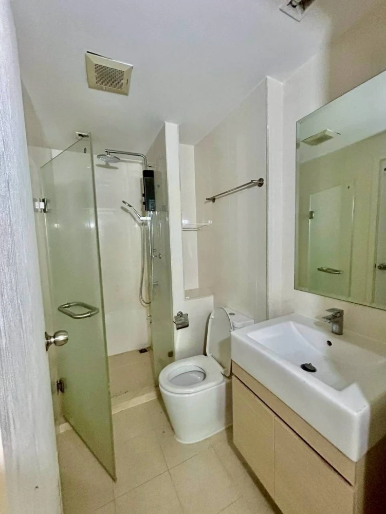 Selling a unit at Metro Luxe Rama 4, 4th floor, fully furnished. Book now!