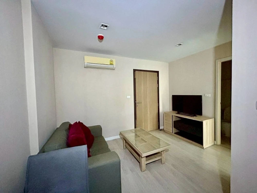 Selling a unit at Metro Luxe Rama 4, 4th floor, fully furnished. Book now!