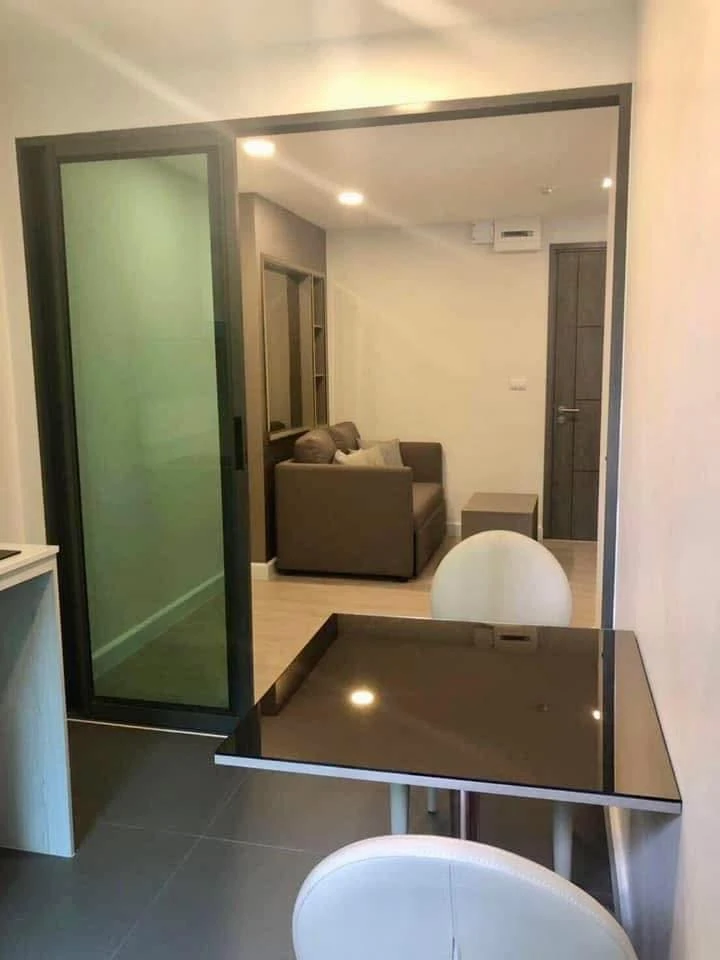 Selling a lovely condo at Metro Luxe Rose Gold Phahol-Sutthisan, second floor. Spacious and comfortable. Book now!
