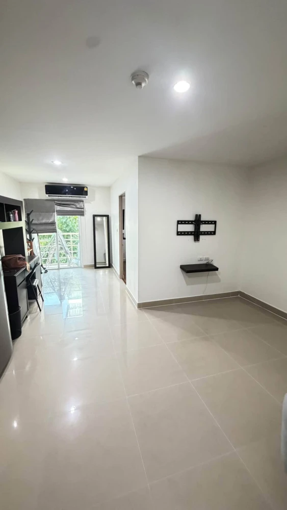 Selling Metro Park Sathorn 1-bedroom unit with large usable area in a great location with convenient transportation. Don't miss out!
