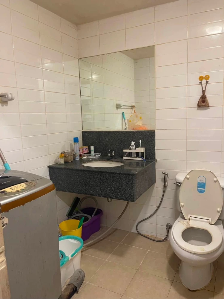 Selling a unit at Metro Park Sathorn Phase 2/2, 4th floor, includes furniture. First come, first served.