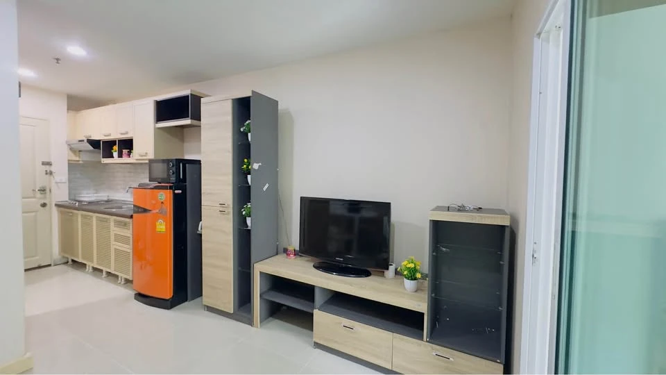 For sale: Metro Park Sathorn, beautifully decorated room, built-in headboard, awesome, wallpapered, canal view, not blocked, don't miss it.