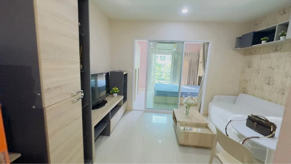 For sale: Metro Park Sathorn, beautifully decorated room, built-in headboard, awesome, wallpapered, canal view, not blocked, don't miss it.
