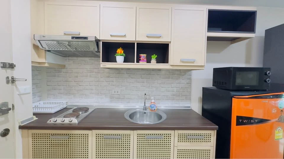For sale: Metro Park Sathorn, beautifully decorated room, built-in headboard, awesome, wallpapered, canal view, not blocked, don't miss it.