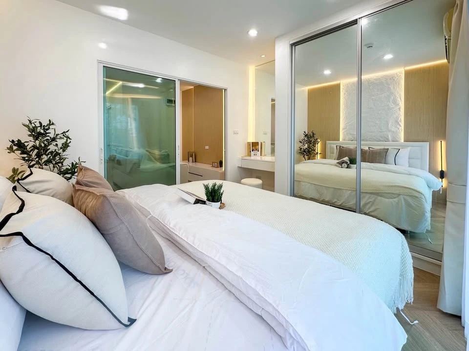 Selling Metro Park Sathorn Phase 3, Building E, corner unit. Quiet and peaceful, not crowded. Beautifully decorated throughout. Book now!