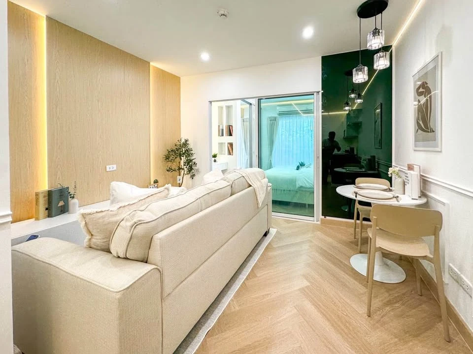 Selling Metro Park Sathorn Phase 3, Building E, corner unit. Quiet and peaceful, not crowded. Beautifully decorated throughout. Book now!