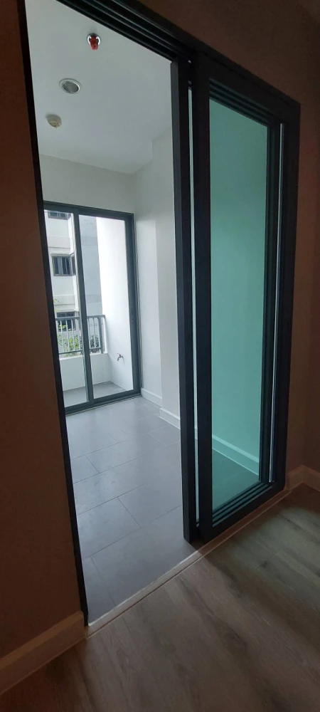 Selling a unit at Metro Sky Prachachuen, 2nd floor. Great location, convenient transportation, beautiful unblocked view. Don't miss out!