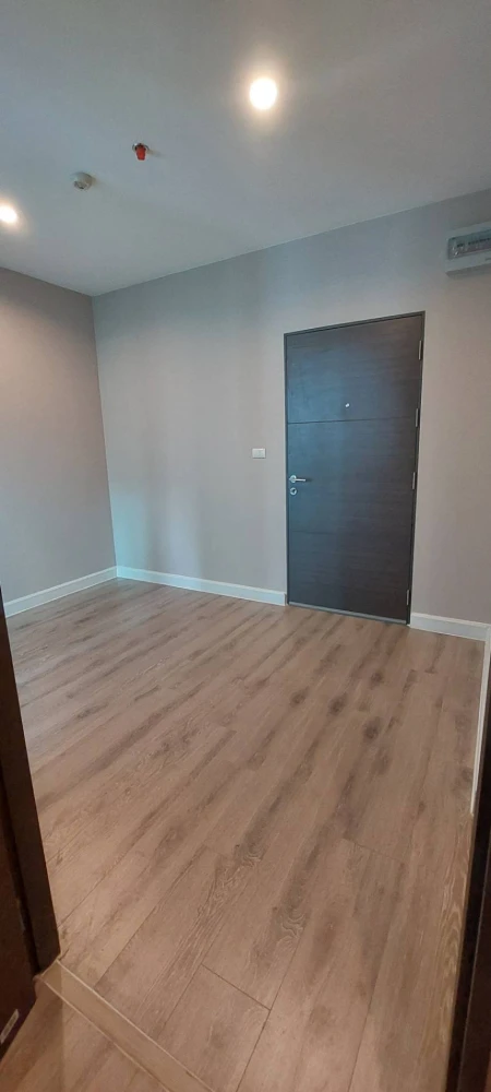 Selling a unit at Metro Sky Prachachuen, 2nd floor. Great location, convenient transportation, beautiful unblocked view. Don't miss out!