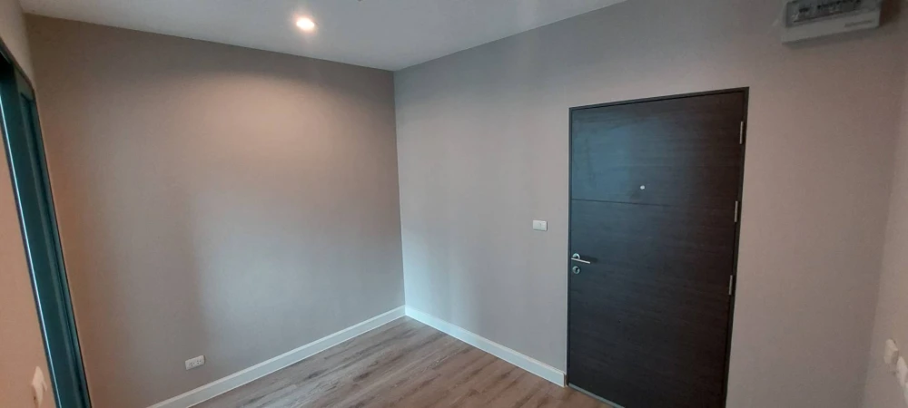 Selling a unit at Metro Sky Prachachuen, 2nd floor. Great location, convenient transportation, beautiful unblocked view. Don't miss out!