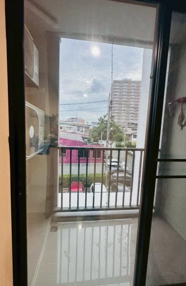 Selling Metro Sky Ratchada, 1 bedroom, 1 bathroom, 3rd floor. Great location, full amenities. Book now!