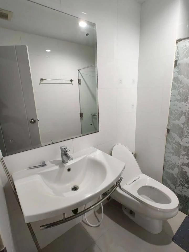 Selling Metro Sky Ratchada 1-bedroom, 1-bathroom unit. Fully furnished. Great location. Convenient transportation. Book now!