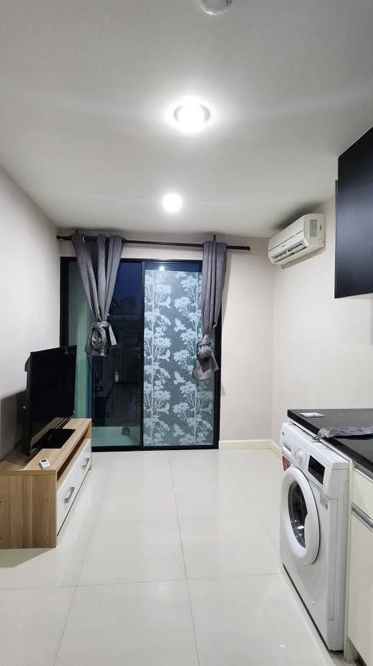 Selling Metro Sky Ratchada 1-bedroom, 1-bathroom unit. Fully furnished. Great location. Convenient transportation. Book now!