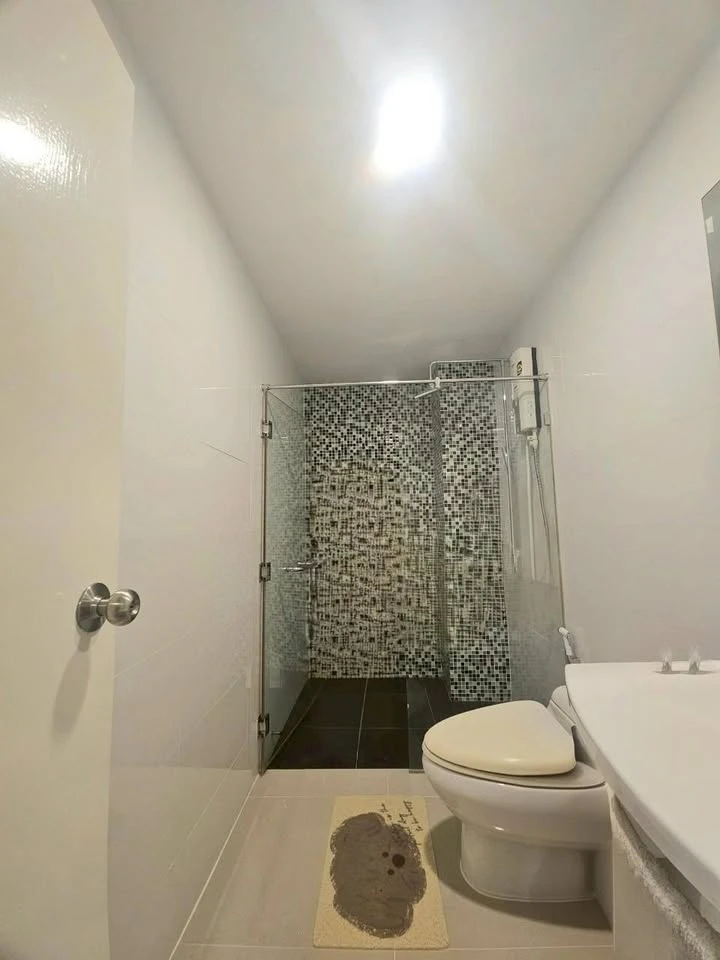 Metro Sky Ratchada for sale, simply decorated room with good quality furniture, just bring your own luggage and move in.