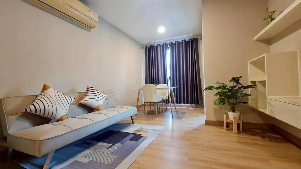 Metro Sky Ratchada for sale, simply decorated room with good quality furniture, just bring your own luggage and move in.