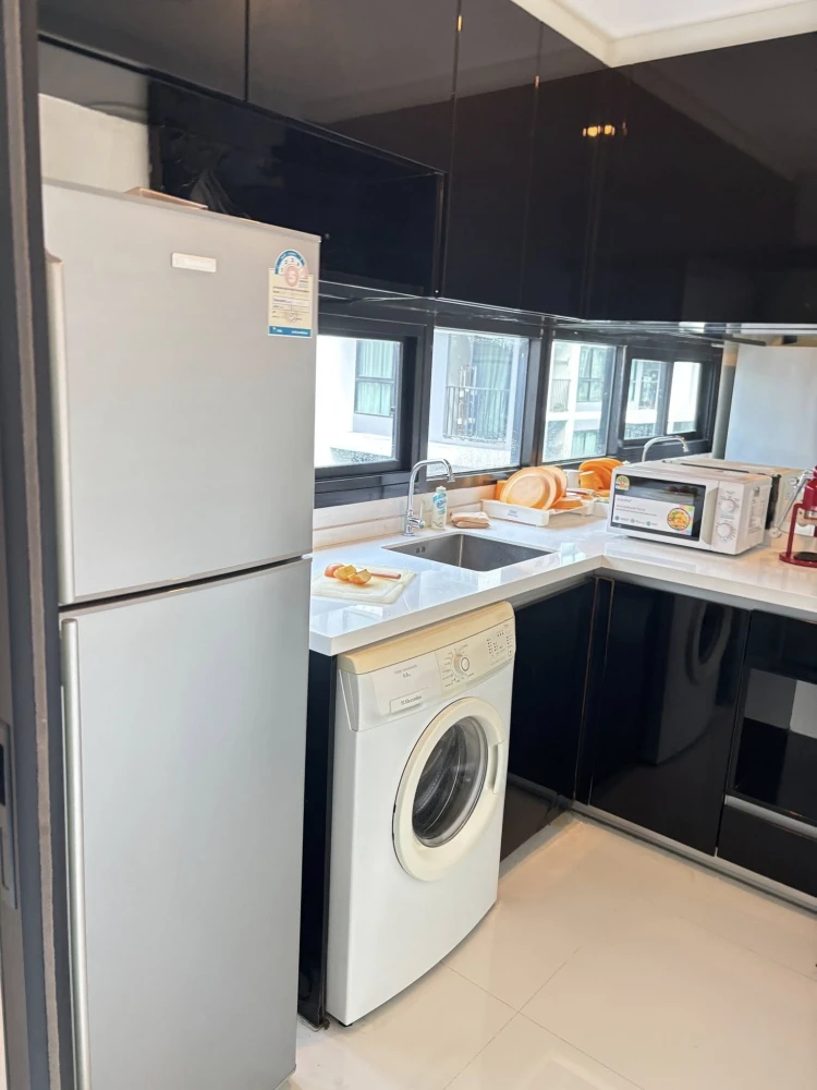 For sale: Metro Sky Ratchada, corner room with privacy, lots of usable space, fully furnished, reserve now!
