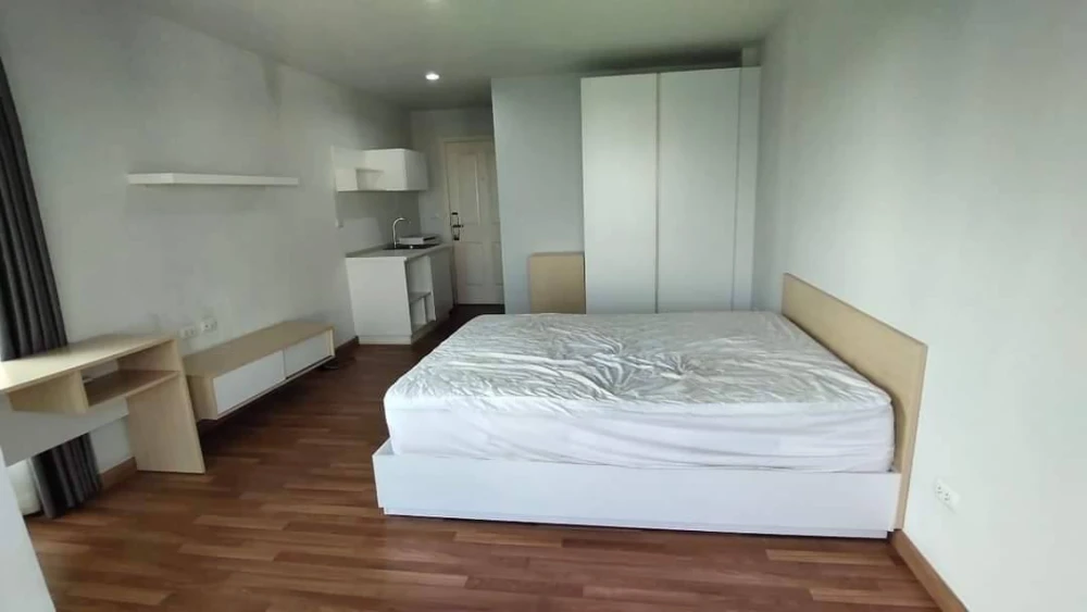 Selling a 1-bedroom unit at Miami Bangpu, 5th floor, fully furnished with appliances. Book now!
