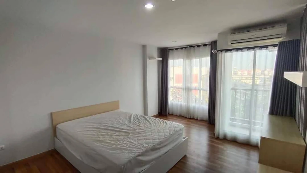 Selling a 1-bedroom unit at Miami Bangpu, 5th floor, fully furnished with appliances. Book now!
