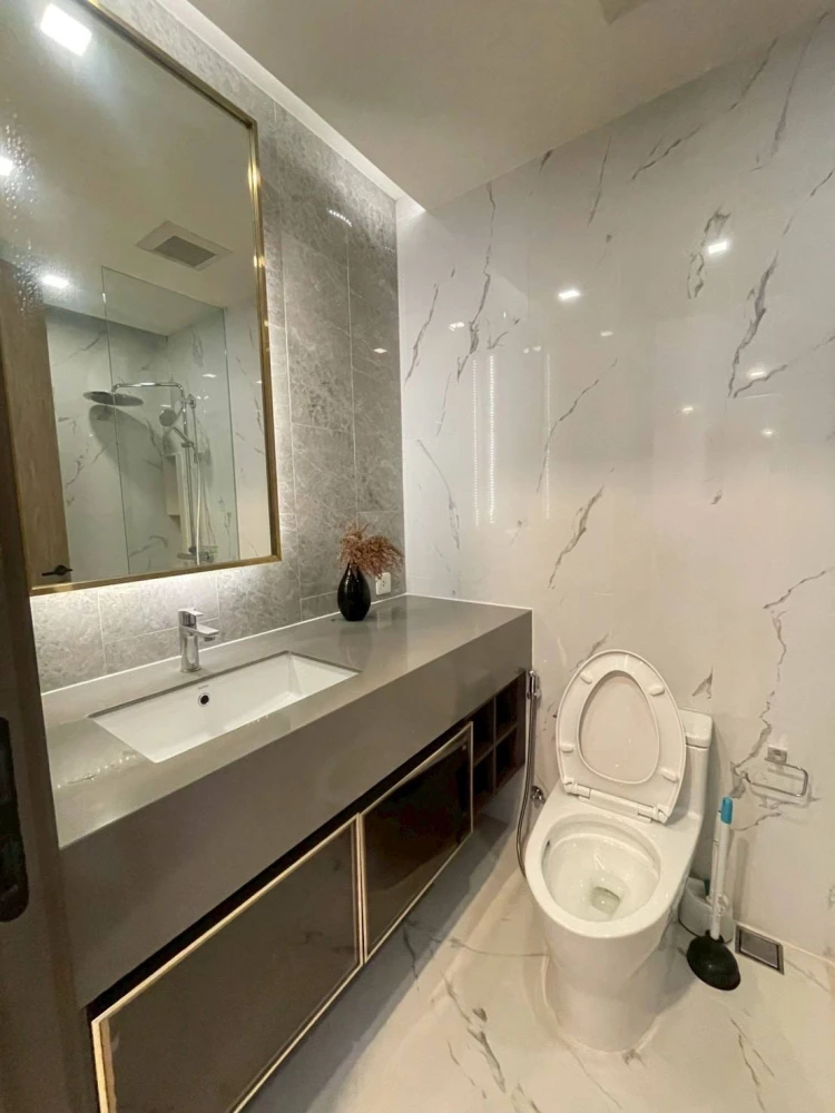 Selling MIELER Sukhumvit 40, fully furnished unit. Spacious and comfortable, perfect for families. Book now!