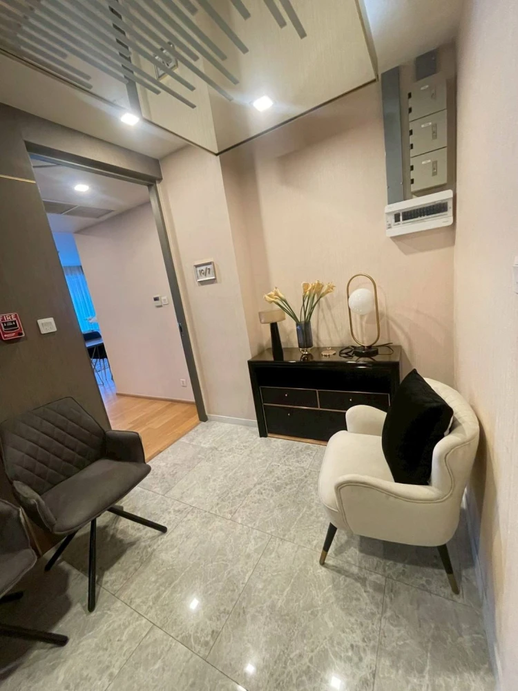 Selling MIELER Sukhumvit 40, fully furnished unit. Spacious and comfortable, perfect for families. Book now!