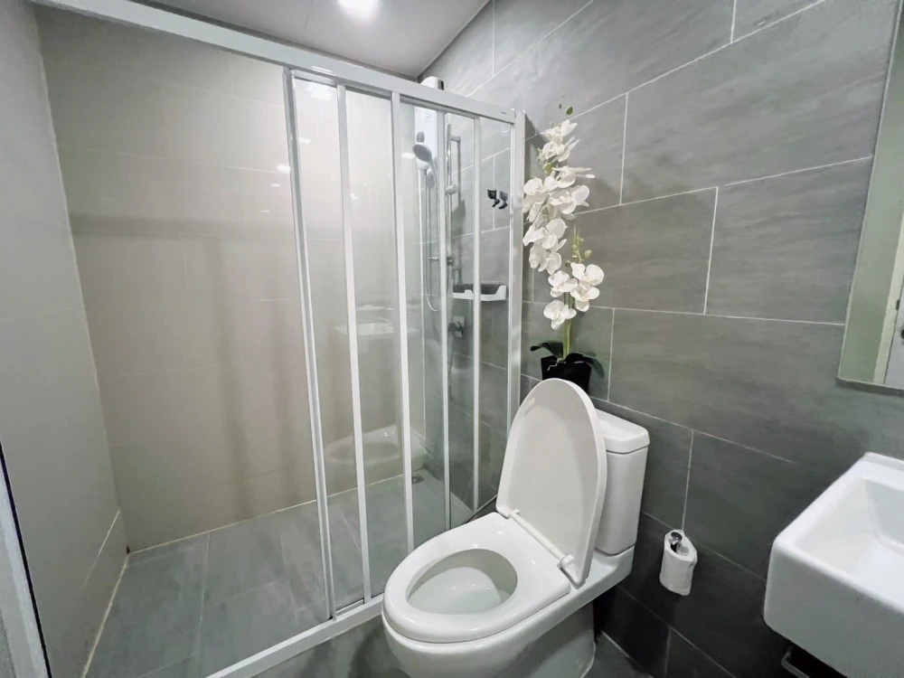 Selling a beautiful Modiz Interchange condo with a great view. Corner unit for privacy. Fully furnished and equipped with appliances. Ready to move in