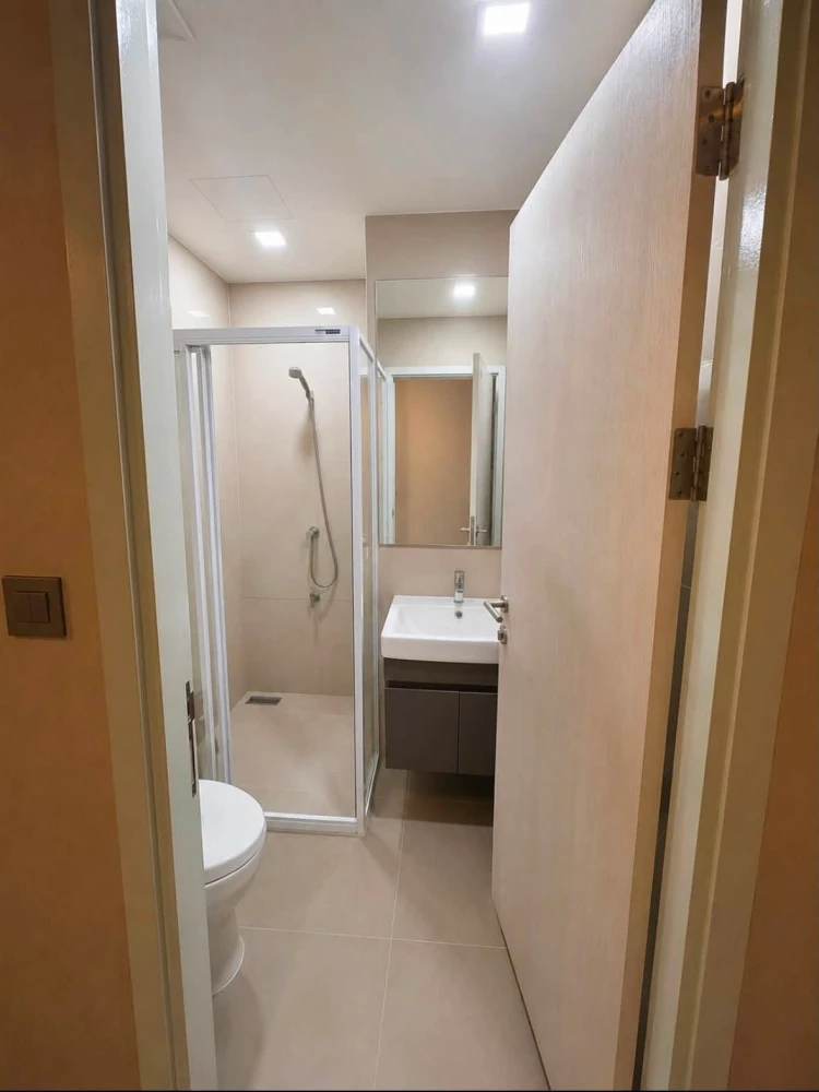 Selling Modiz Sukhumvit 50, unit on the 7th floor (a good height), fully furnished. Just bring your belongings and move in!