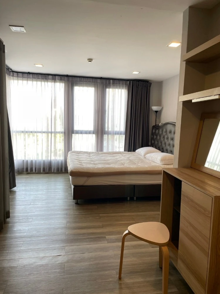 For sale: Moniiq Sukhumvit 64, 4th floor, corner room, swimming pool view. If interested, hurry and reserve now. Don't miss out!