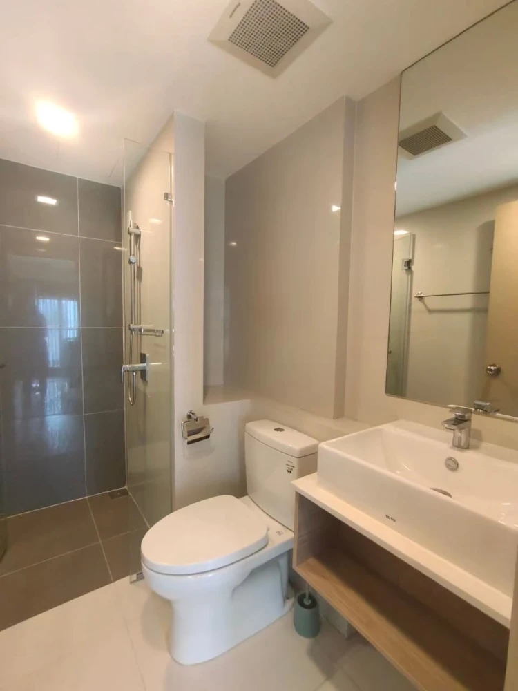 Selling Moniiq Sukhumvit 64, 5th floor unit, high-quality built-in furniture. Don't miss this opportunity!