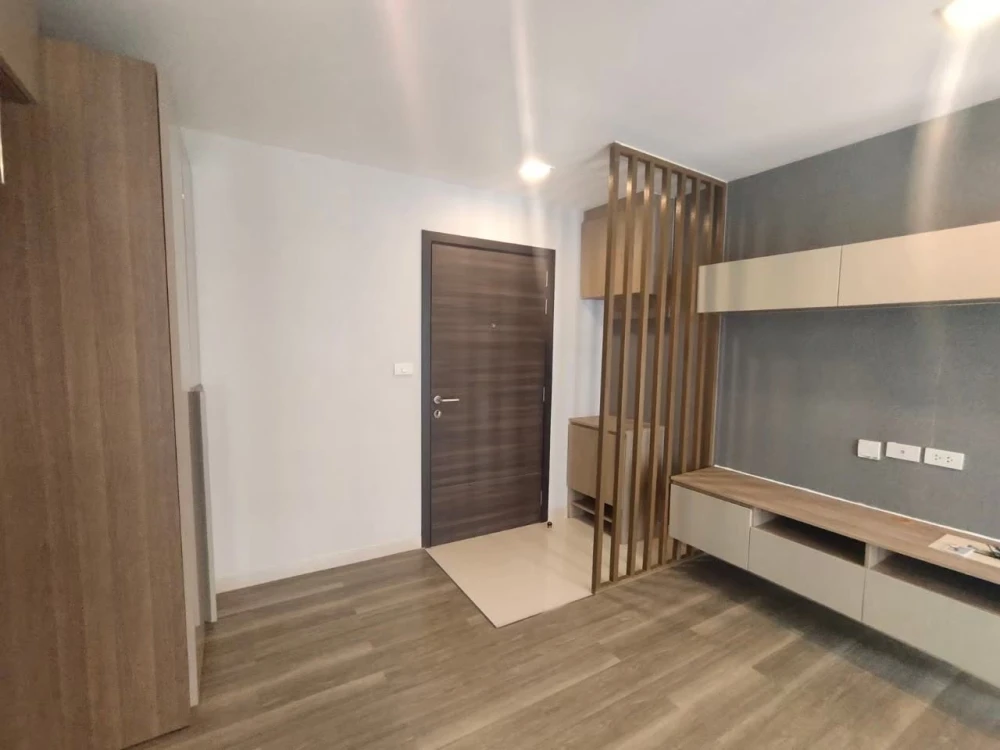 Selling Moniiq Sukhumvit 64, 5th floor unit, high-quality built-in furniture. Don't miss this opportunity!