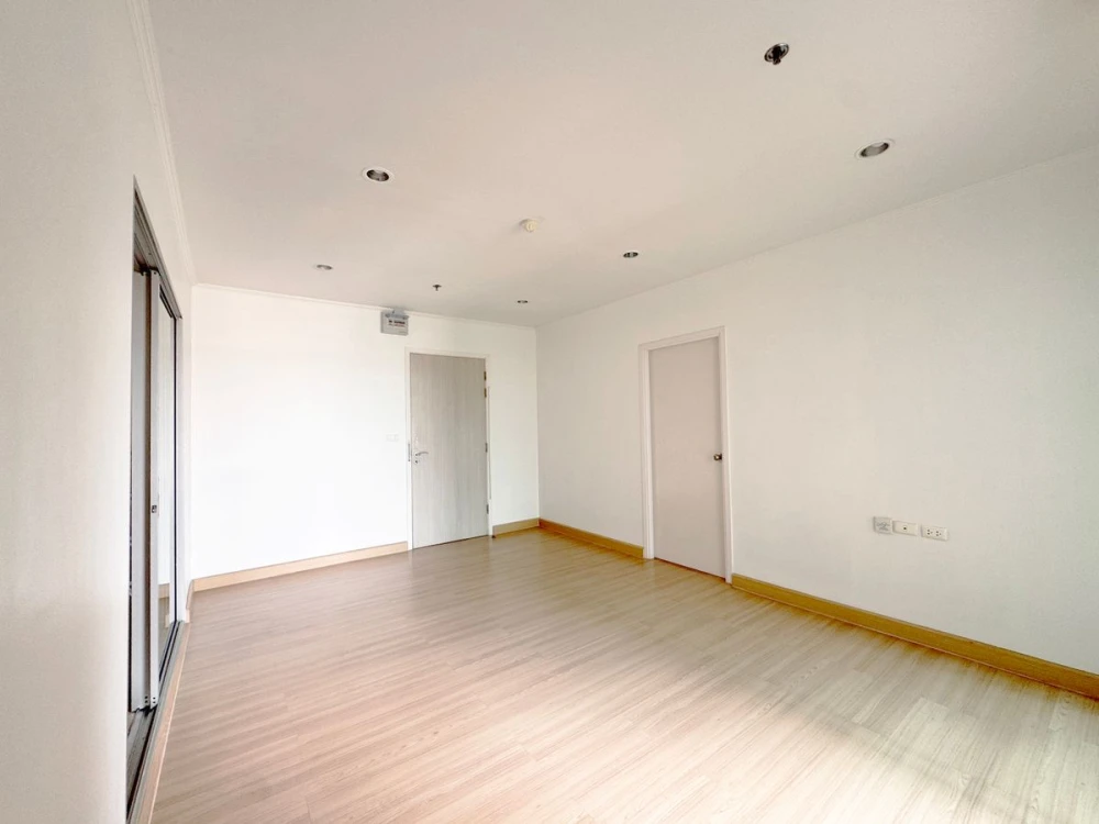 For sale: Motif Condo Sathorn – Wongwian Yai, spacious room, lots of usable space, empty room, good location, reserve now!